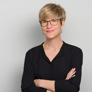 Bild zeigt freundliches Portrait von Michaela Moser-Steigerwald in schwarzer Bluse.